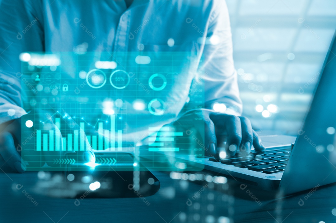 Gráfico de negócios. Empresário usando computador portátil e holograma virtual de telefone inteligente. conceito de tecnologia de negócios