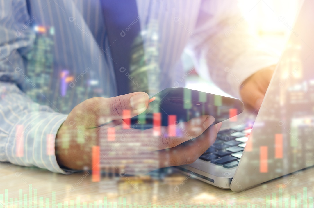 Dupla exposição do empresário trabalhando no computador portátil e smartphone. fundo de finanças e tecnologia do mercado de ações de negócios