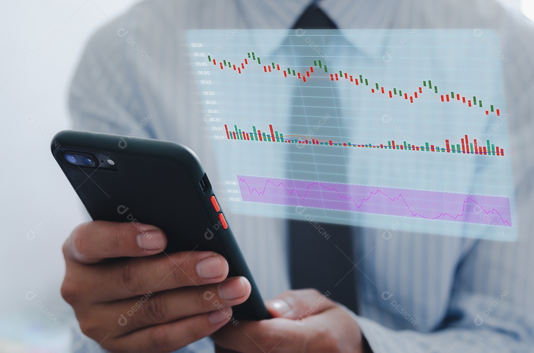 Empresário usando telefone celular para analisar o mercado de ações e gráfico de crescimento econômico com ícones em uma tela virtual. estratégia de negócios Finanças e Banking marketing digital