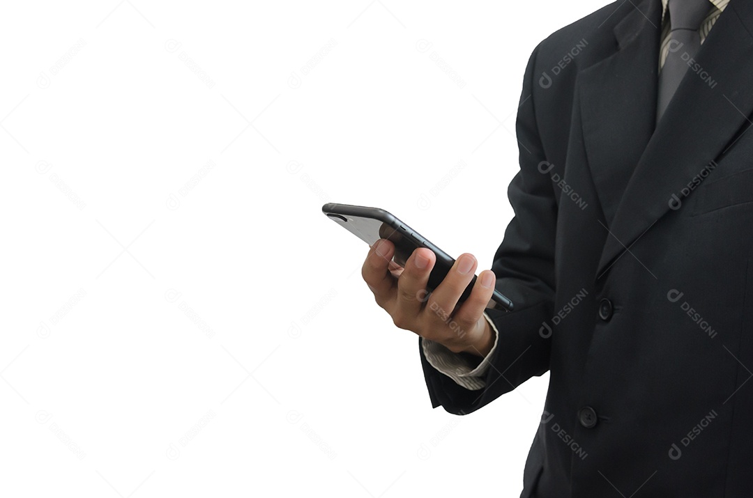 Empresário segurando o celular no fundo branco. espaço de cópia