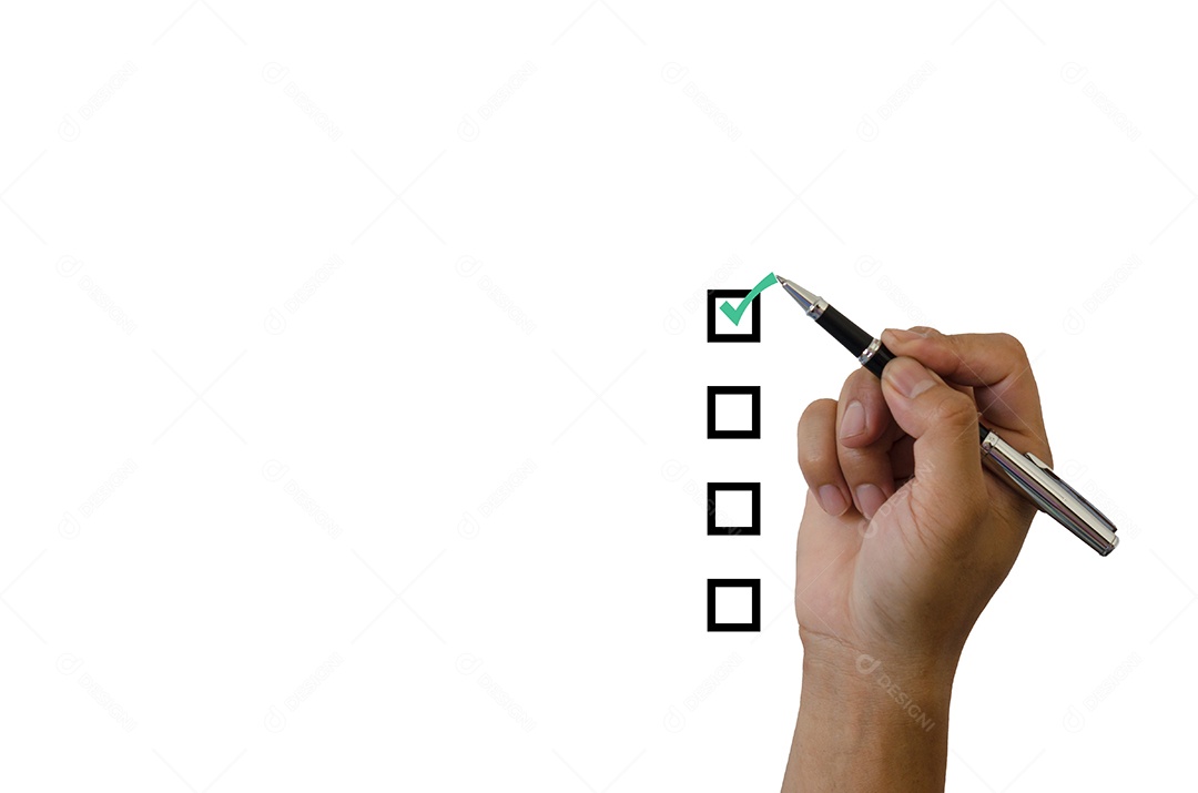 Mão segurando uma marca de seleção verde em um fundo branco