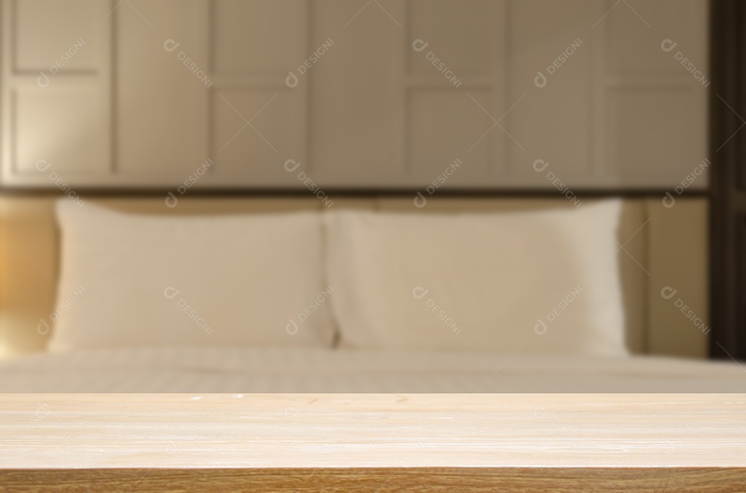 Tampo de mesa de madeira e quarto de imagem desfocada abstrata. Pode ser usado para exibir ou montar seus produtos.