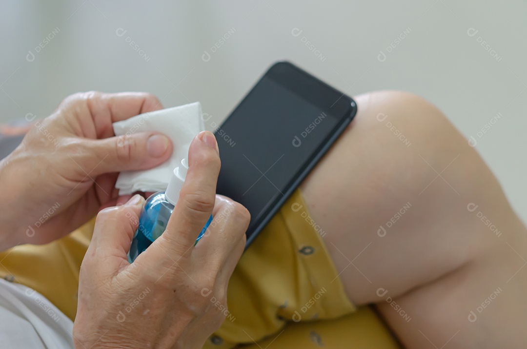 Limpe seu celular com álcool para evitar germes.