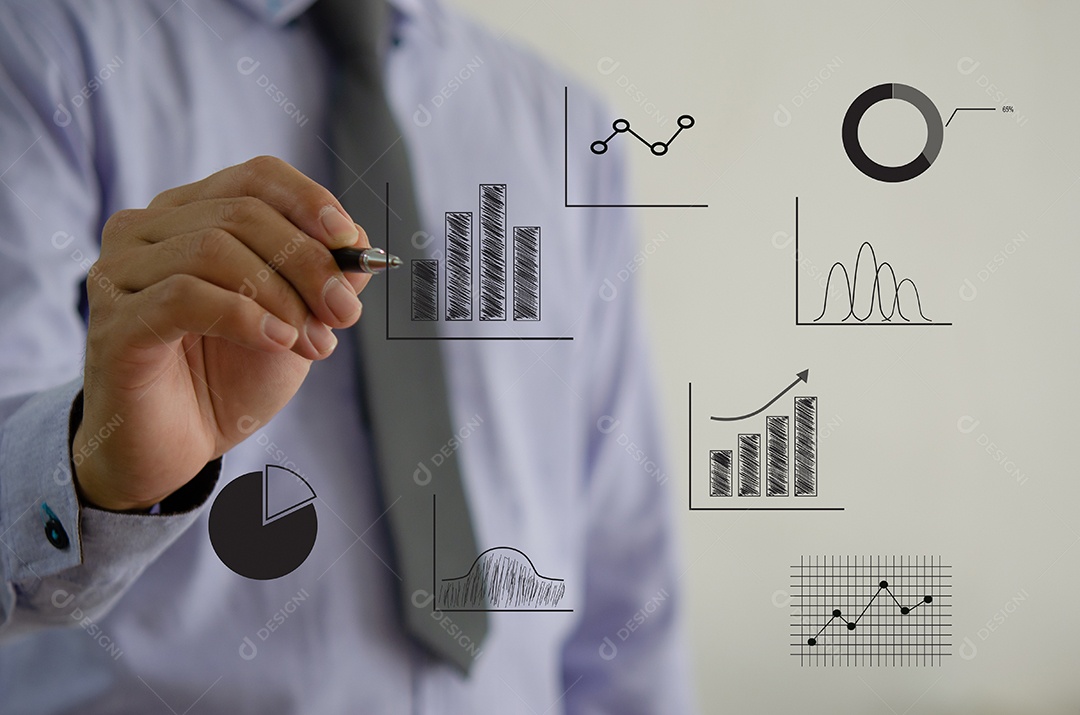 gráfico e gráfico de negócios. Empresário tocando holograma de tela virtual.