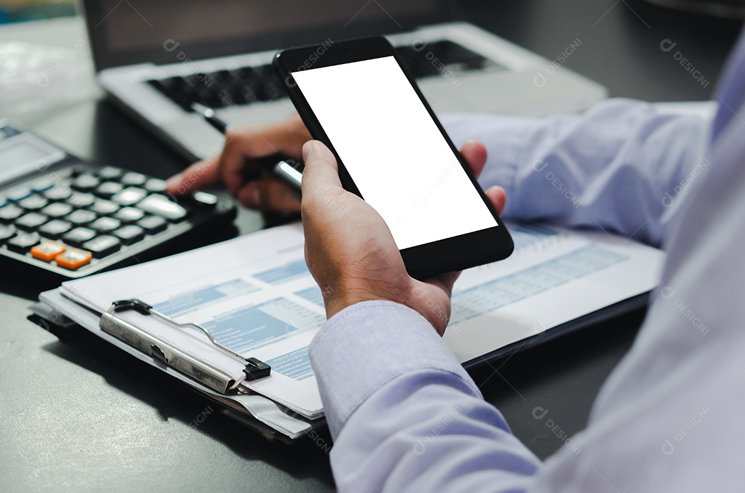 mão de empresário segurando um celular com uma tela de maquete Use o espaço para colocar anúncios ou imagens. conceito de negócio de tecnologia
