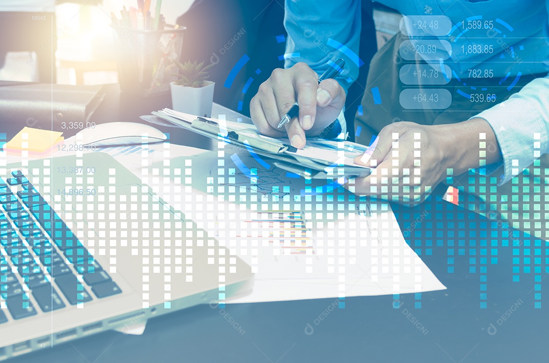 Gráfico de papelada de documento de empresário e computador portátil. Conceito de negócio com interface de tela virtual digital de holograma de tema de tecnologia.