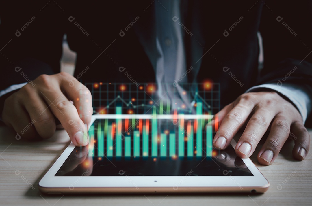 Gráfico e gráficos de estoque de tela virtual tablet homem de negócios. Finanças de marketing digital de negócios e conceito de investimento.