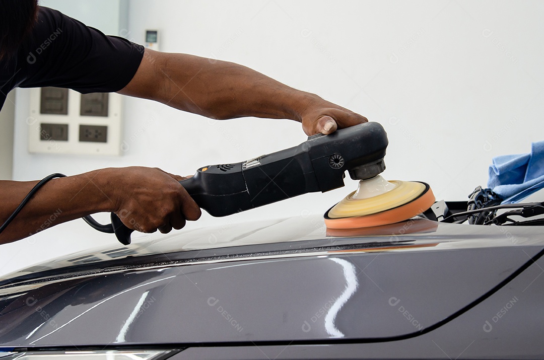 Detalhamento do carro - Mecânico masculino segurando máquina de polimento de carro. Indústria automobilística, polimento de automóveis e oficina de pintura e reparação.