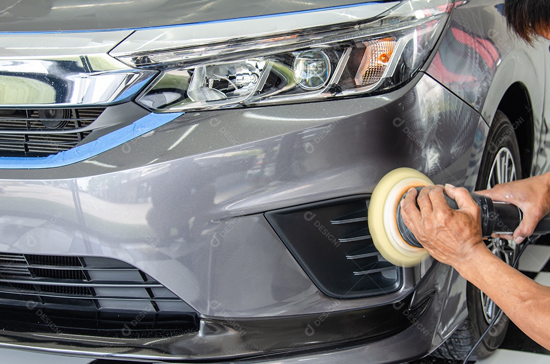 Detalhamento do carro - Mecânico masculino segurando máquina de polimento de carro. Indústria automobilística, polimento de automóveis e oficina de pintura e reparação.