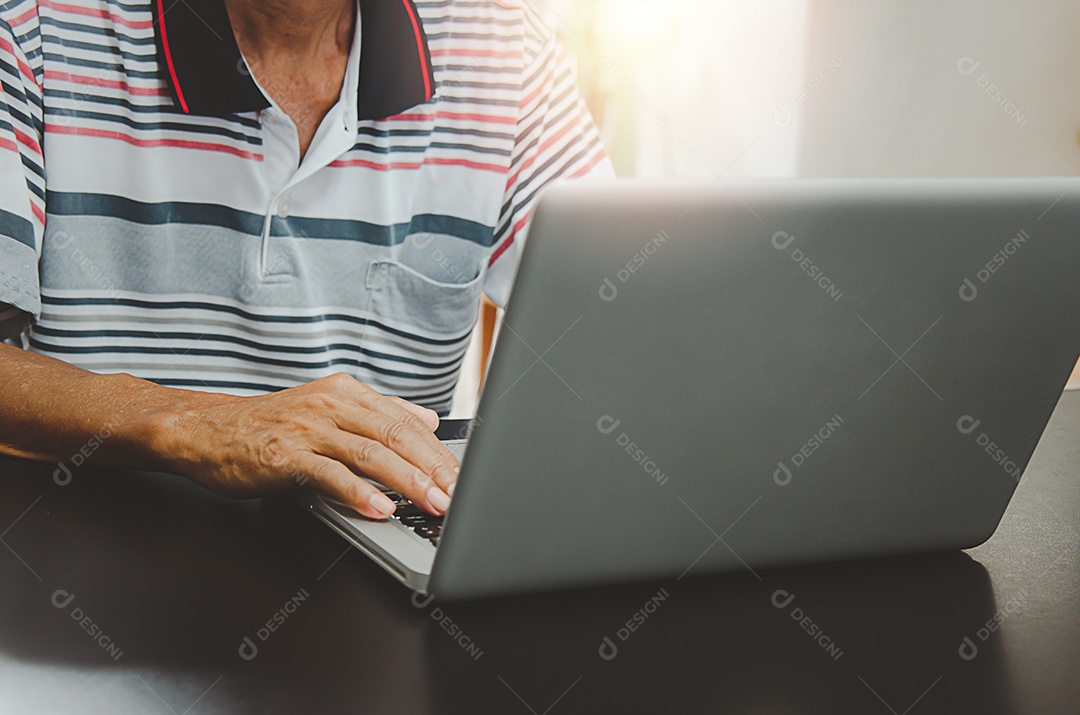 Mão de homem usando computador laptop na mesa em casa, pesquisando informações navegando na internet na web, trabalho em casa.