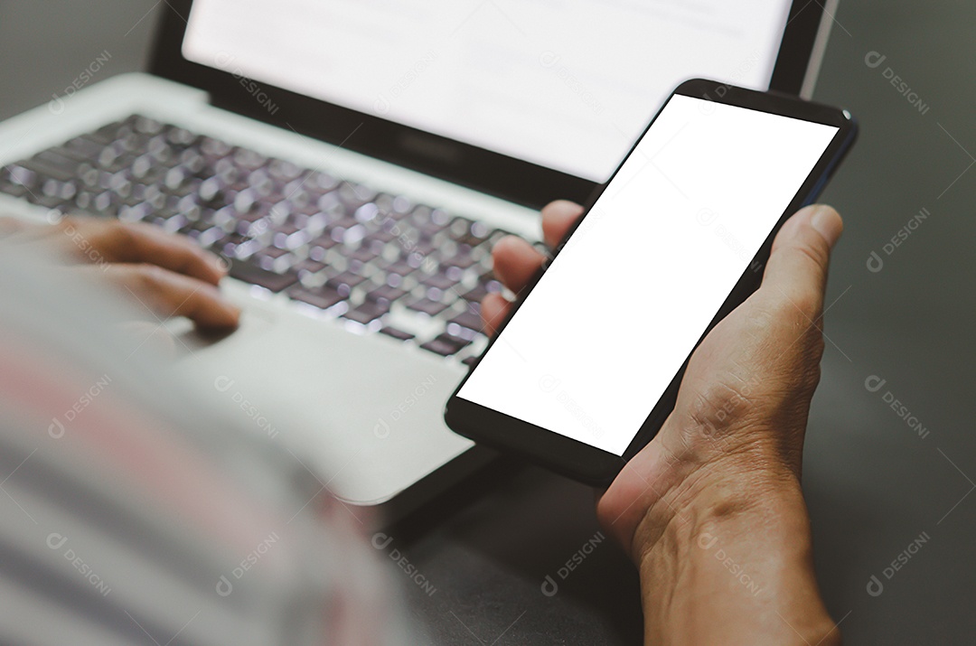 Mão de homem segurando um smartphone de maquete de tela em branco