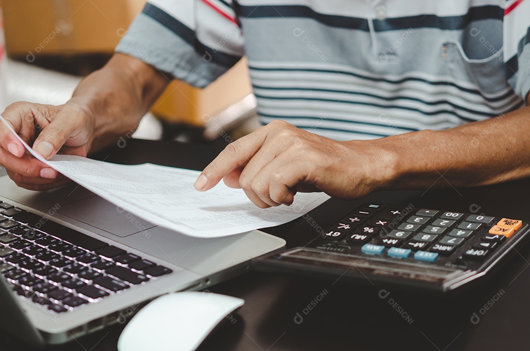 Documentos de negócios financeiros marketing fiscal e teclado de computador e calculadora na mesa