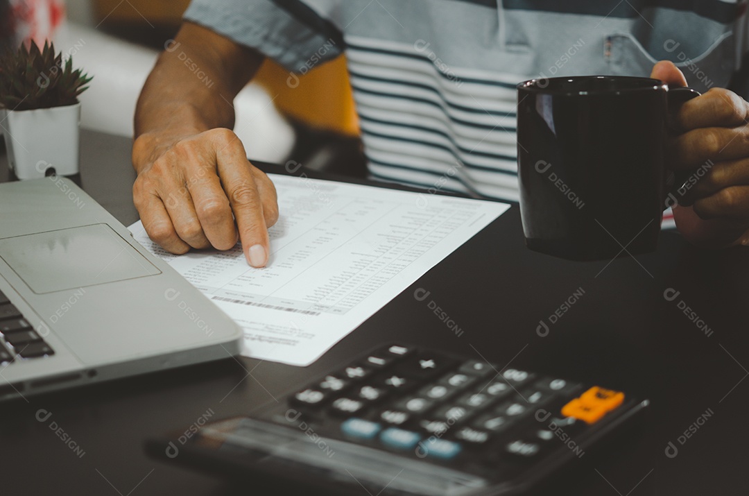 documentos de negócios financeiros marketing fiscal e teclado de computador e calculadora na mesa