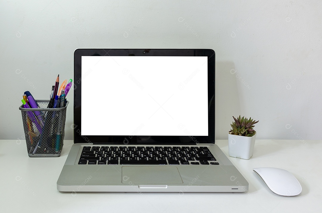 Computador laptop simulado e mouse cacto branco tela em branco na mesa. Usado para anunciar texto na tela do computador.