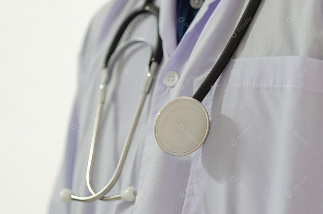 Estetoscópio médico no pescoço. Conceito de assistência médica ou seguro.