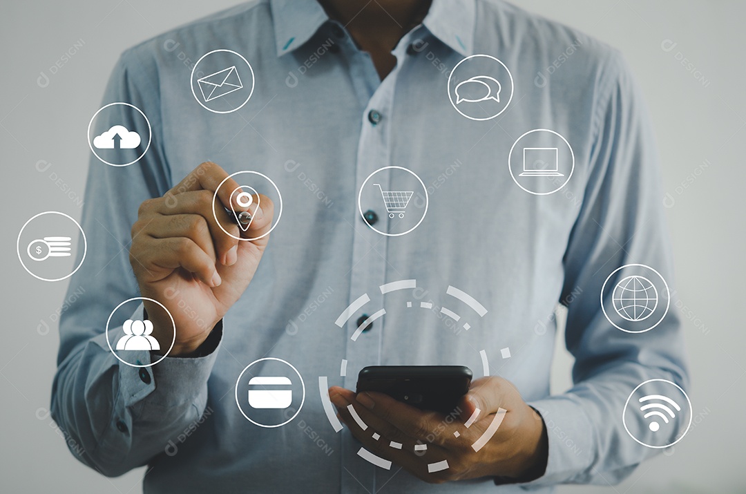 empresário segurando um telefone celular. Conceito de big data de tecnologia de comunicação empresarial, compras online, tela virtual de ícone de marketing online.