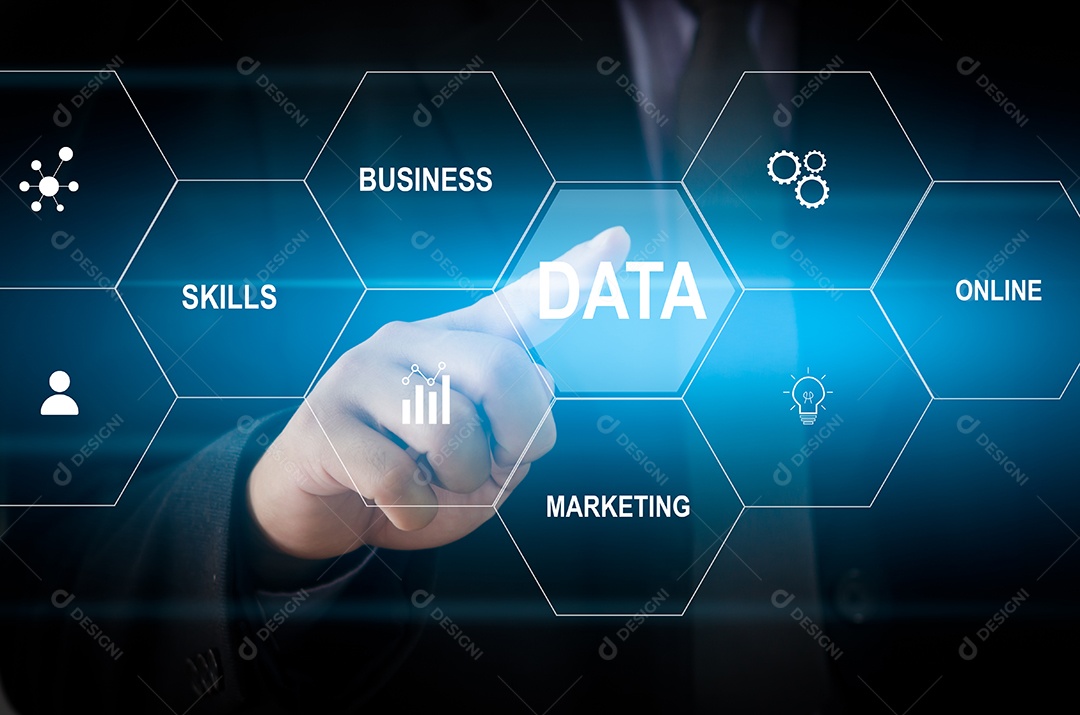 Mão de homem tocando a palavra de dados com o conceito de tela virtual de negócios de ícone.