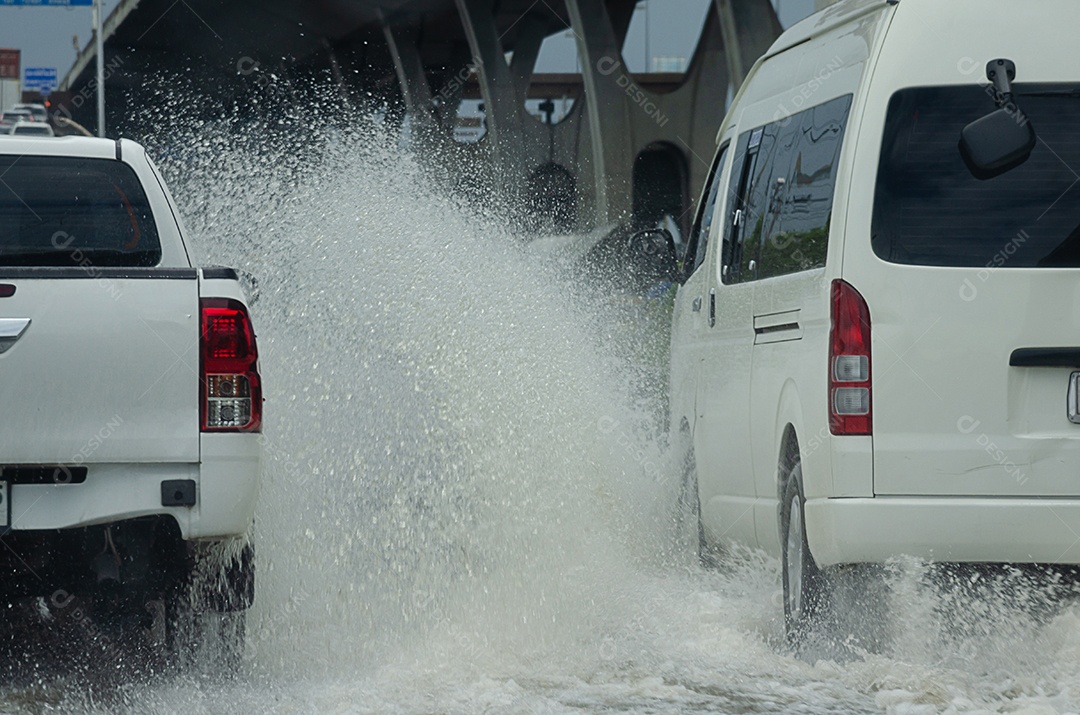 estrada alagada com indícios de inundação na Tailândia