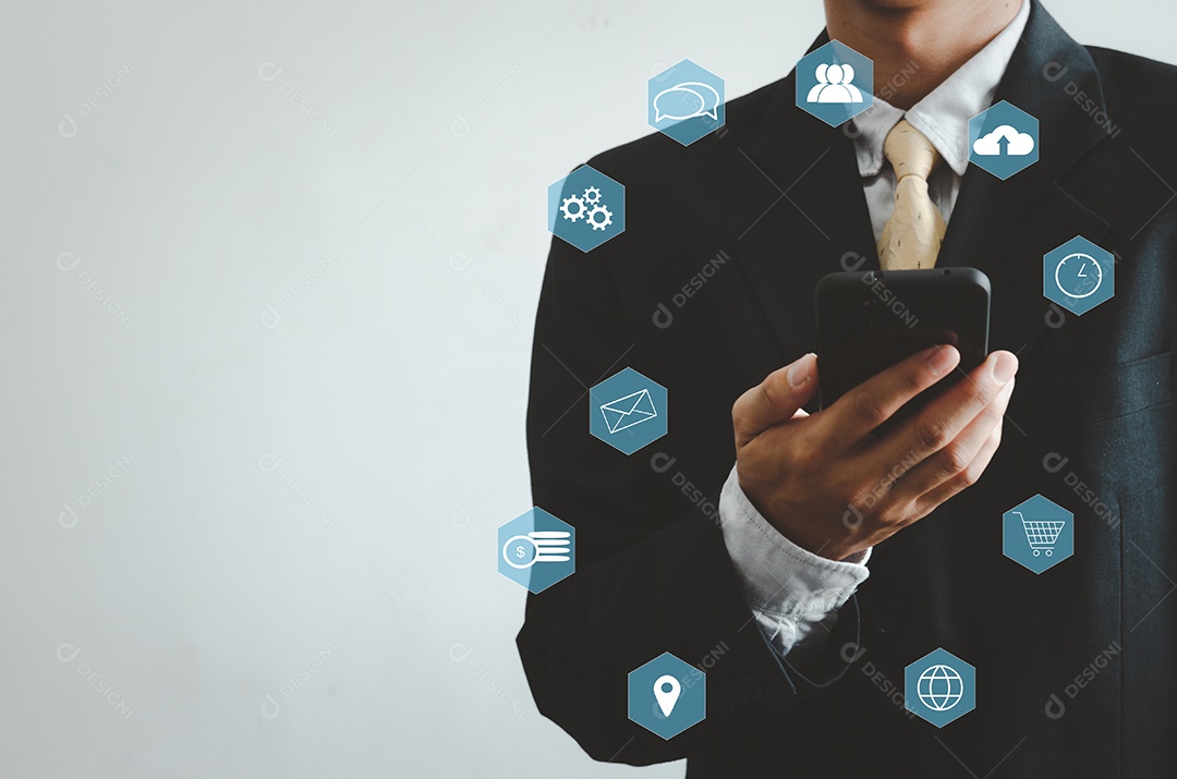 empresário segurando um telefone celular, copie o espaço. Conceito de tecnologia de comunicação empresarial, compras online, tela virtual de ícone de marketing online.