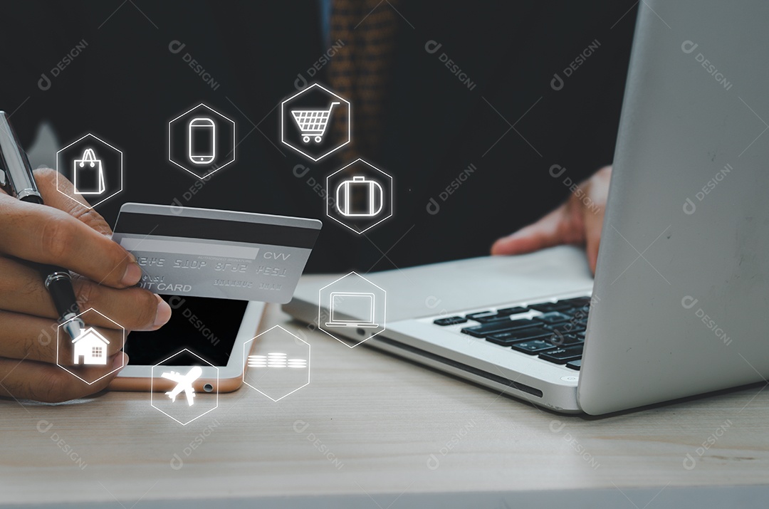 Homem segurando um cartão de crédito para pagar bens ou serviços online ou fazer compras online. tela virtual do ícone do negócio financeiro do conceito