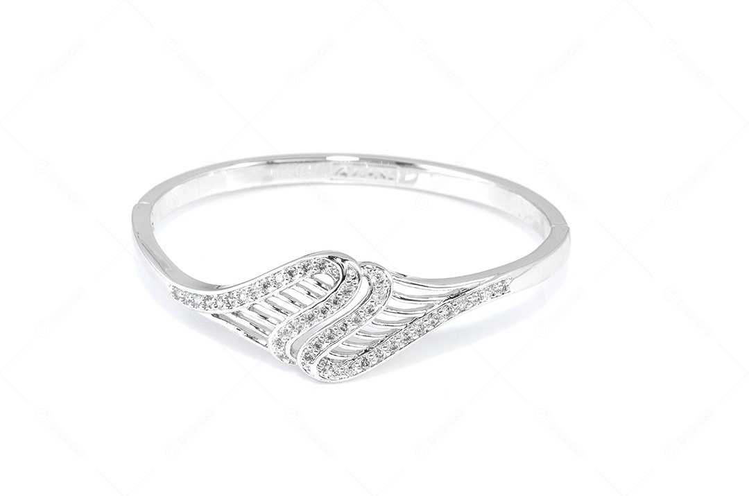 Lindo anel de moda diamante em um fundo branco