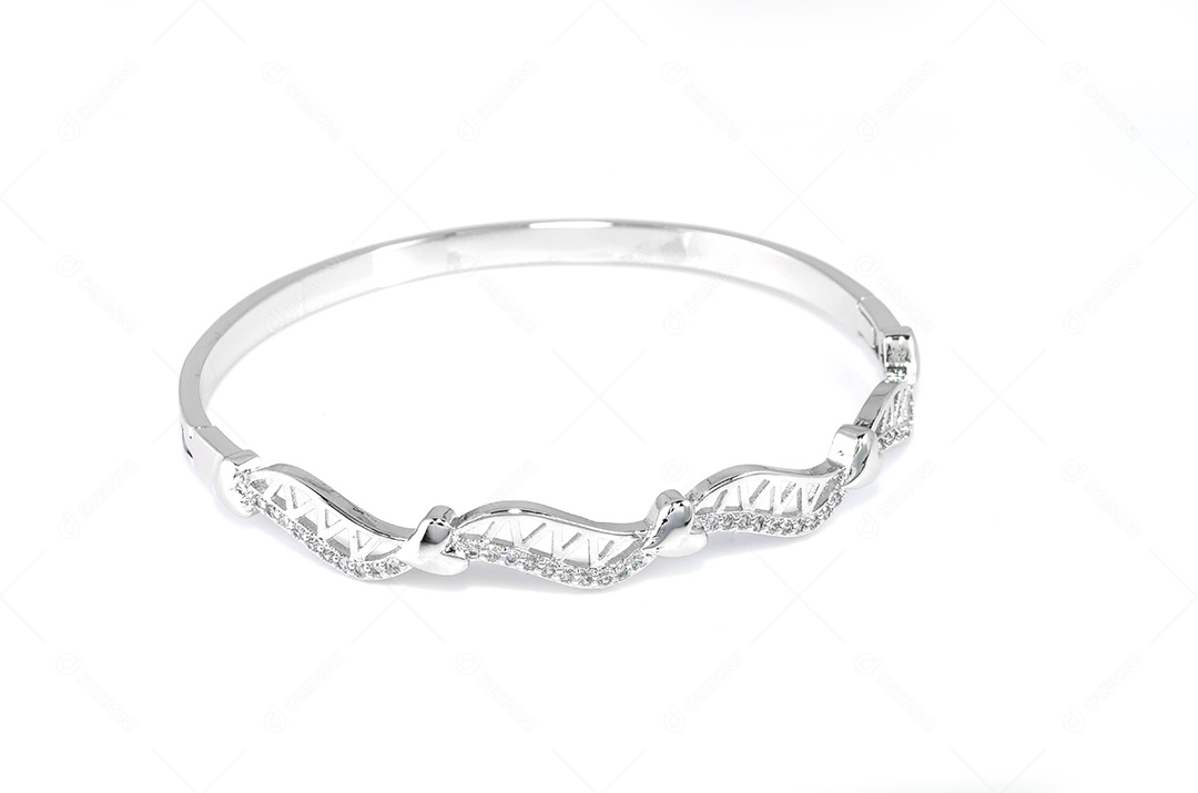 Lindo anel de moda diamante em um fundo branco