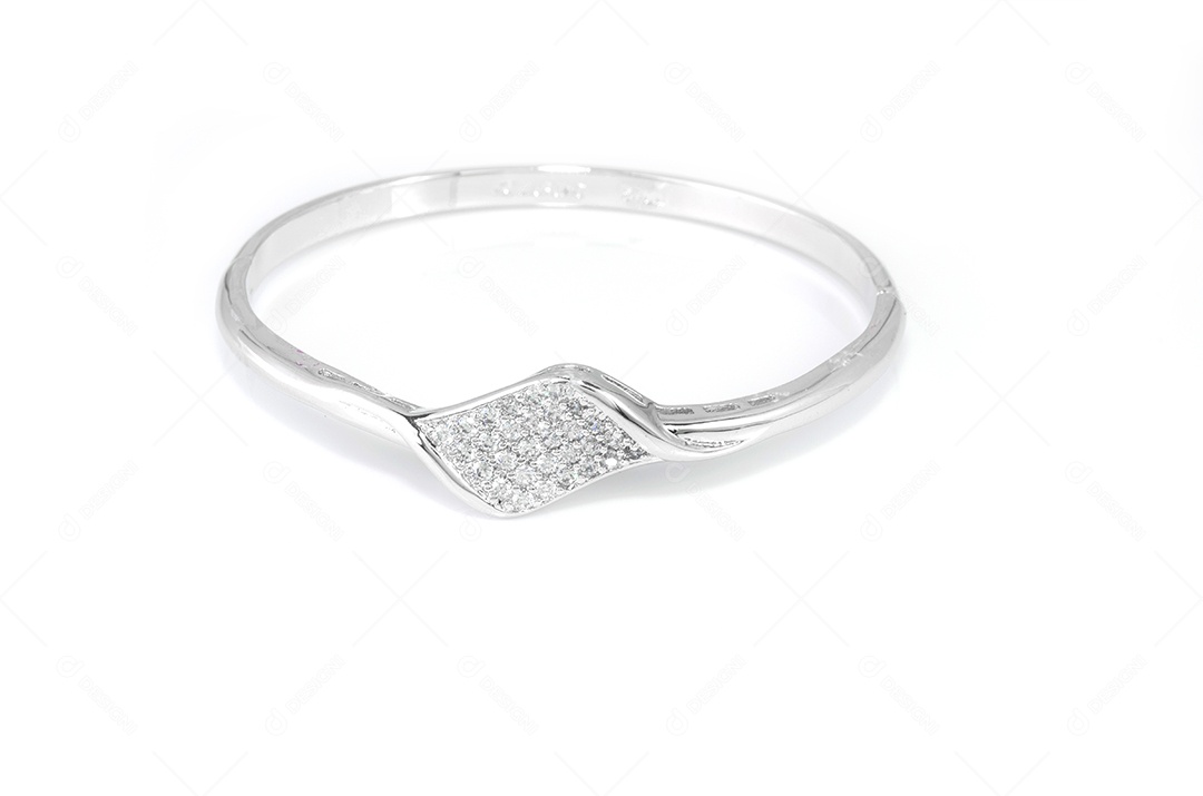 Lindo anel de moda diamante em um fundo branco