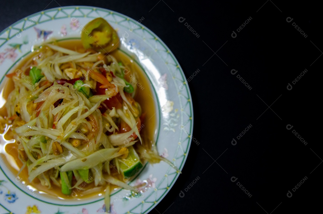 Somtum é um prato nacional tailandês. Na mesa preta