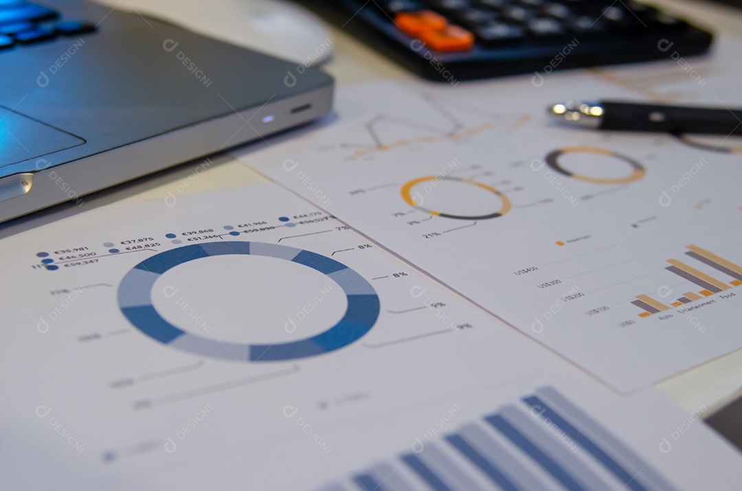 Documentos de negócios gráficos financeiros, análise estatística na mesa.