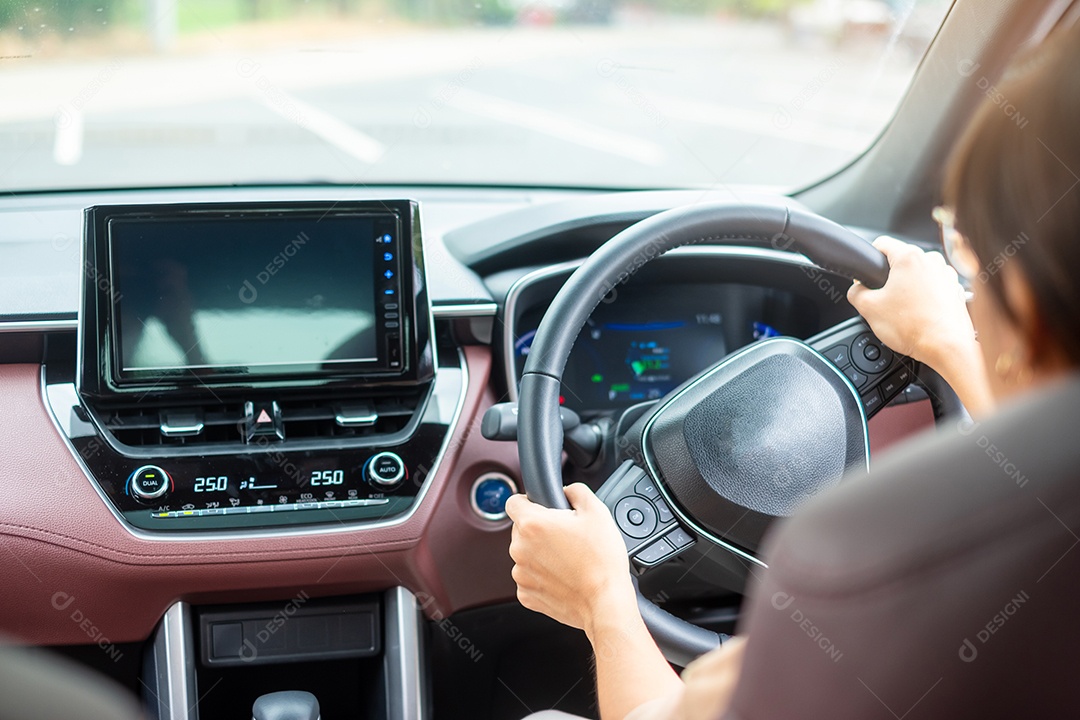 motorista de mulher dirigindo um carro na estrada, volante controlando a mão no automóvel elétrico moderno. Conceitos de transporte de viagem, viagem e segurança