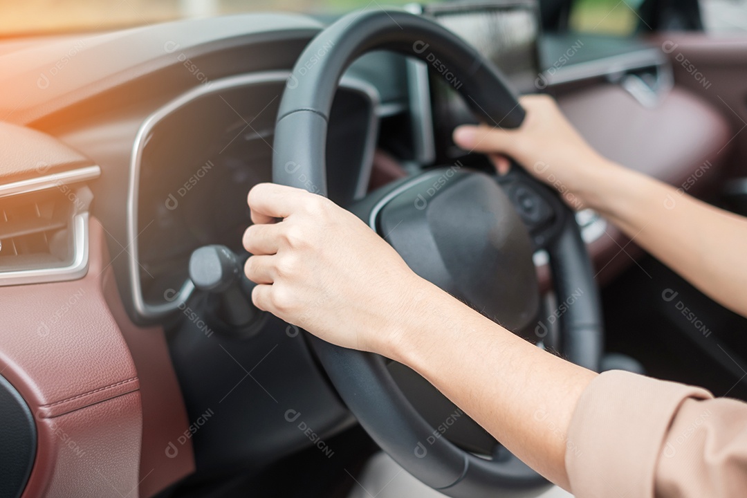 motorista de mulher dirigindo um carro na estrada, volante controlando a mão no automóvel elétrico moderno. Conceitos de transporte de viagem, viagem e segurança