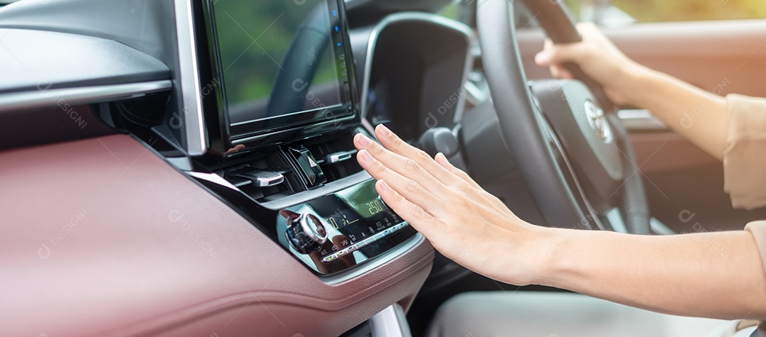 motorista de mulher dirigindo um carro na estrada, volante controlando a mão no automóvel elétrico moderno. Conceitos de transporte de viagem, viagem e segurança