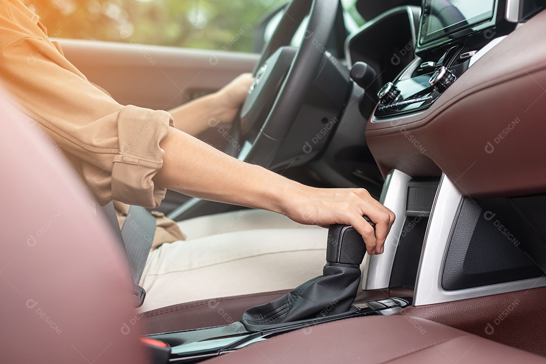 motorista de mulher dirigindo um carro na estrada, volante controlando a mão no automóvel elétrico moderno. Conceitos de transporte de viagem, viagem e segurança