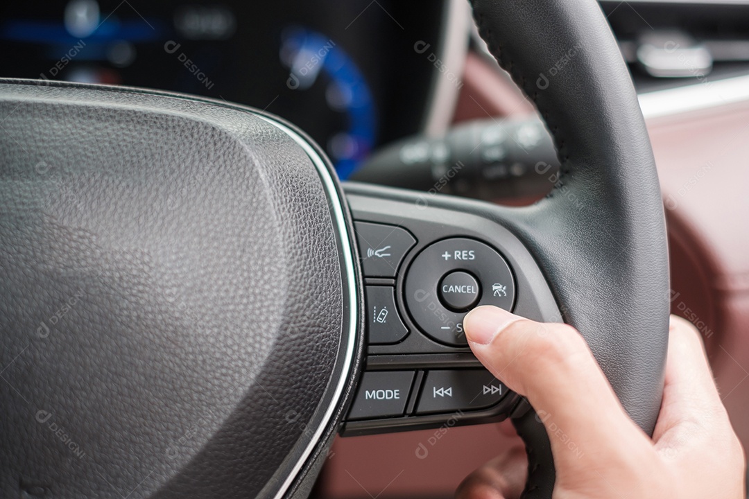 controlando o volante no automóvel elétrico moderno. Conceitos de transporte de tecnologia, viagem, viagem e segurança