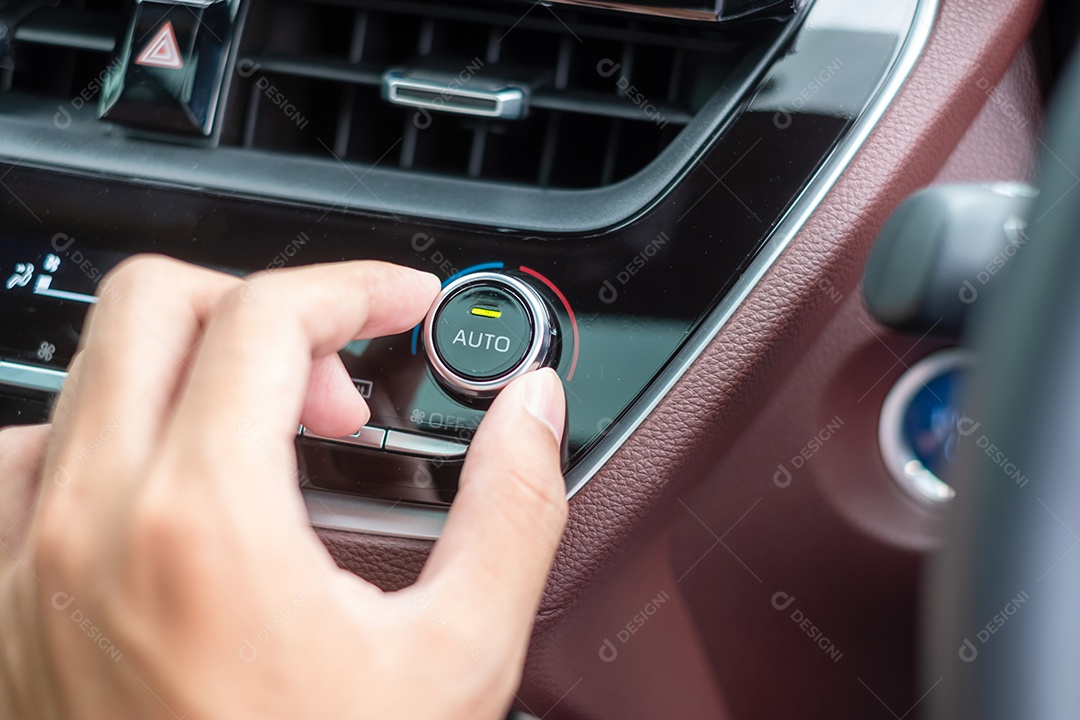 mão de homem ajustando a temperatura do ar que flui durante a condução do carro na estrada, sistema de refrigeração do ar condicionado dentro do carro. Ajuste, temperatura e conceito de transporte