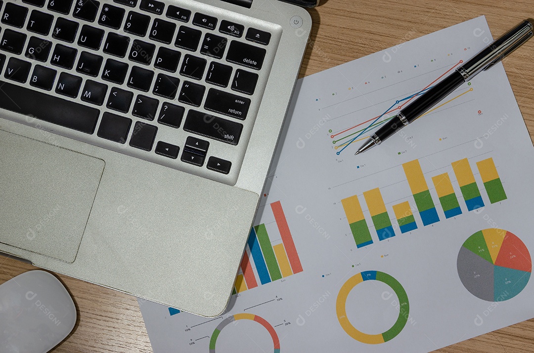 Tiques de análise de negócios com um laptop e caneta. Vista do topo