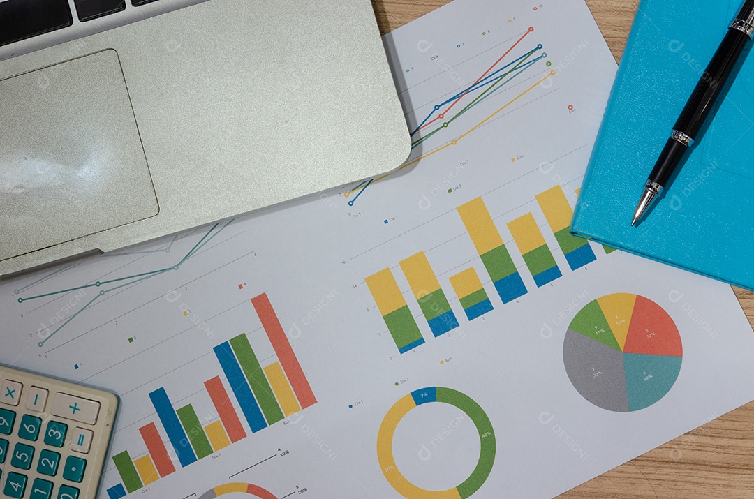 Tiques de análise de negócios com um laptop e caneta. Vista do topo