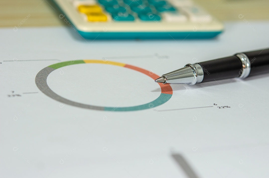 Gráficos financeiros de negócios e caneta.