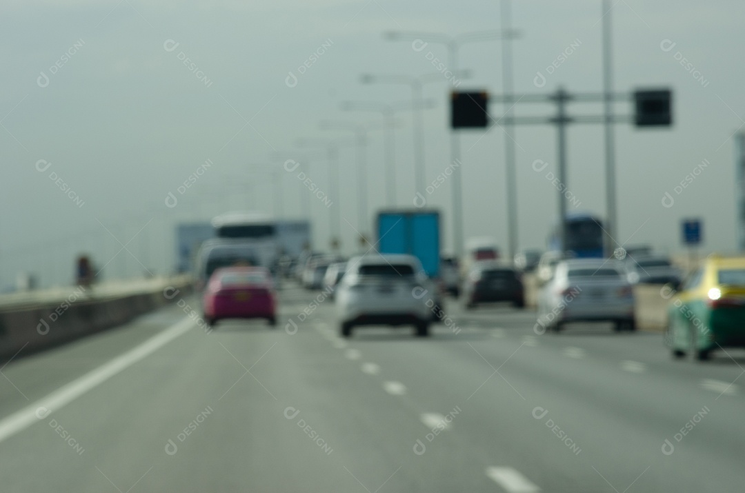 Fundo desfocado o tráfego na estrada.