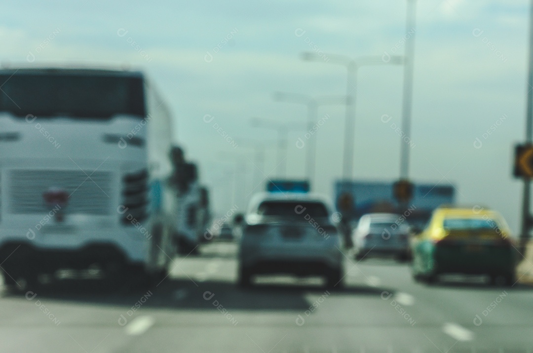 Fundo desfocado o tráfego na estrada.