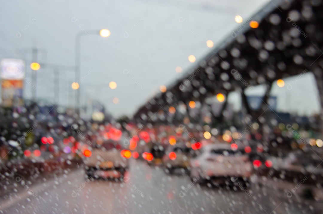 Borrar o carro na estrada no engarrafamento com gota de chuva