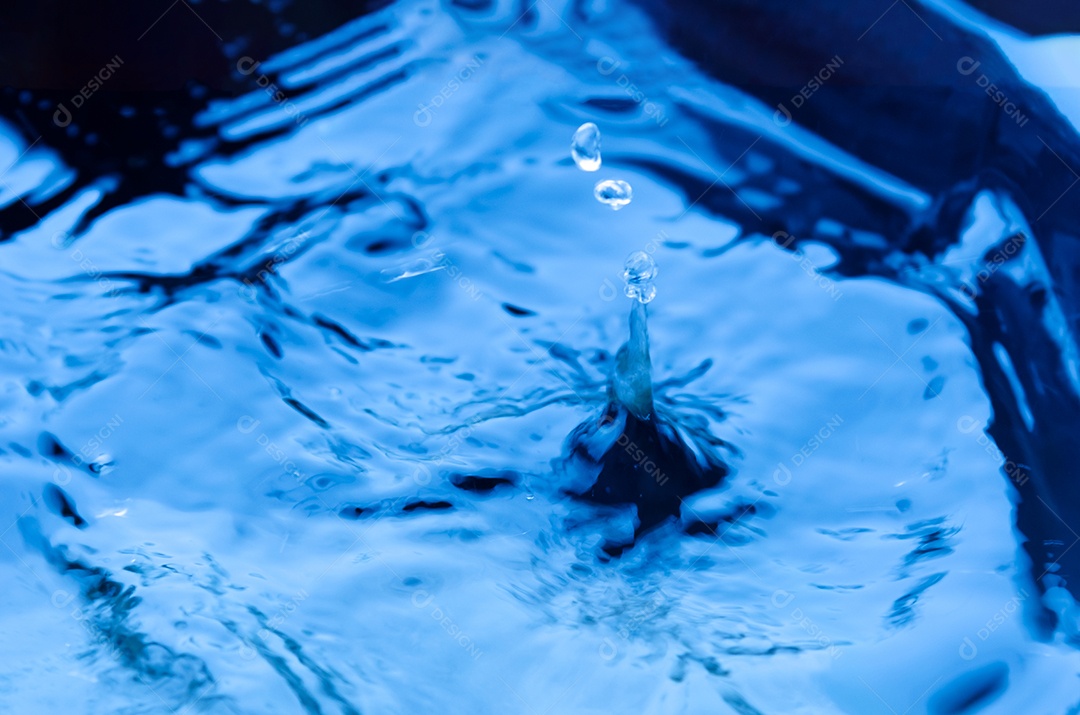 Gotas de respingos de água na cor azul.