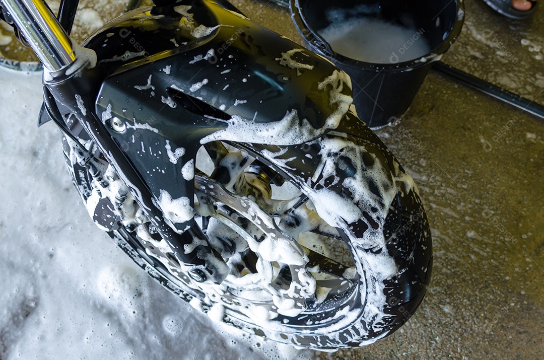 Lave a motocicleta com espuma.