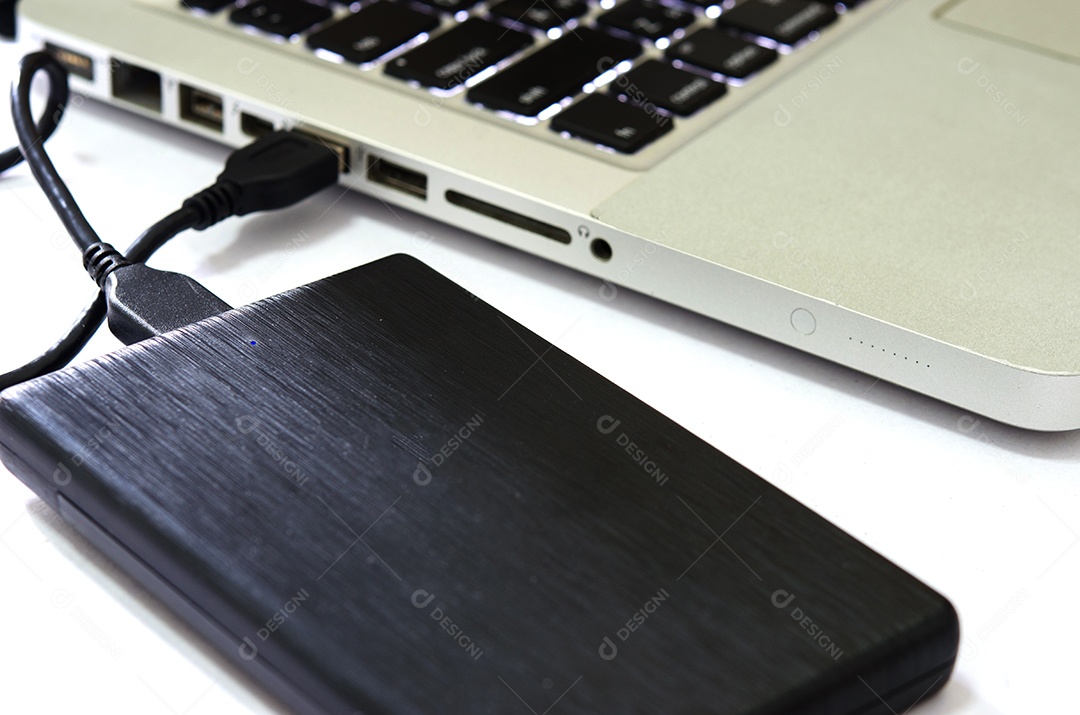 Disco rígido externo conectar ao computador portátil no fundo branco.
