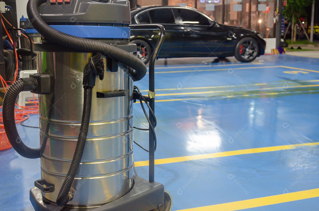 Aspirador de carro na estação de lavagem de carros.
