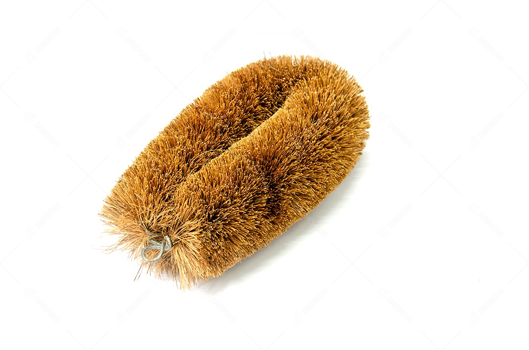 Escova de fibra de coco no fundo branco