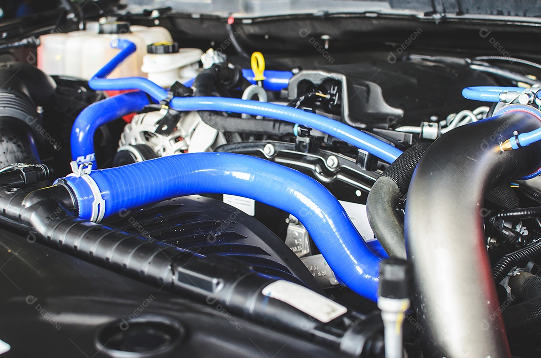 Detalhes no motor do carro novo