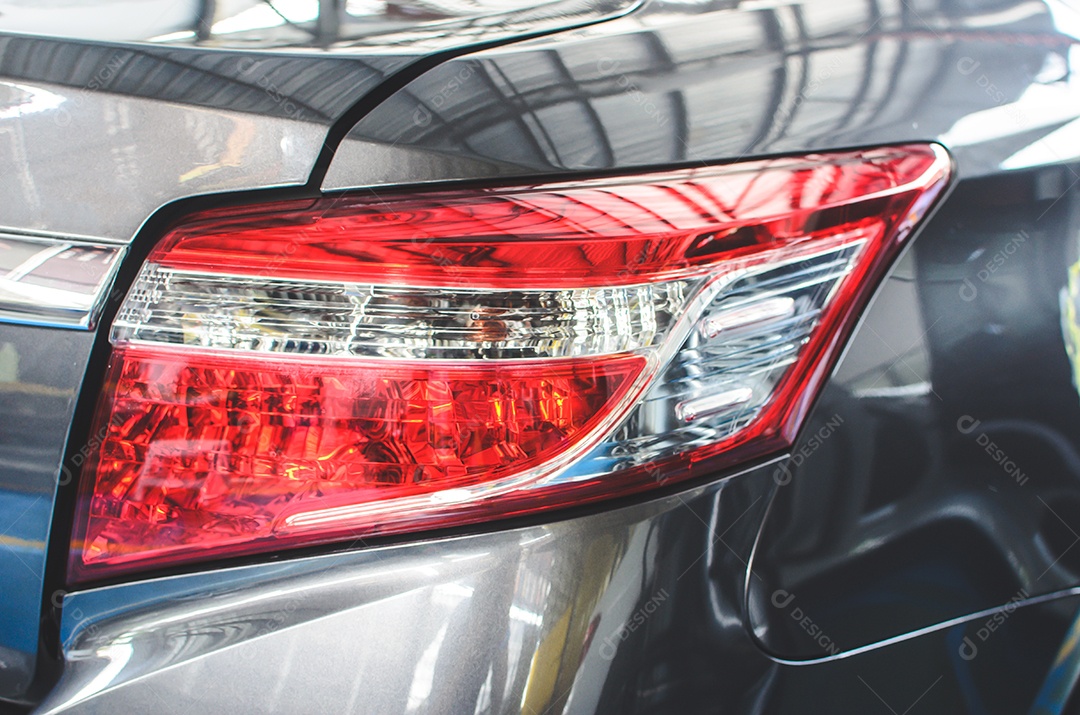 Perto das lanternas traseiras, carros cinzas.