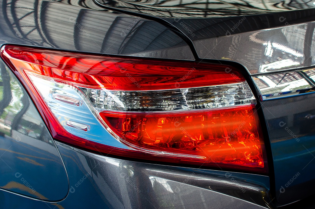 Perto das lanternas traseiras, carros cinzas.