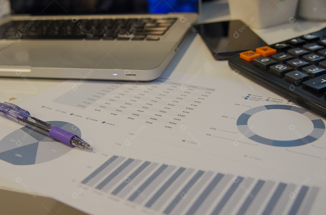 Tiques de análise de negócios com um laptop e caneta.
